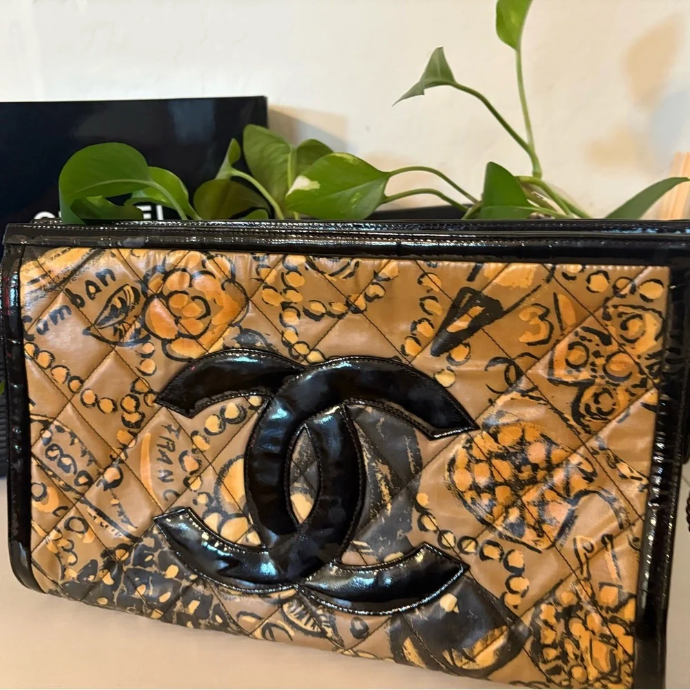 CHANEL Medallion Patent Leather Large Clutch - Picture 1 of 12
